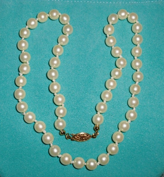 Vintage Avon Faux Pearl Necklace creamy by SparklePonyCastle