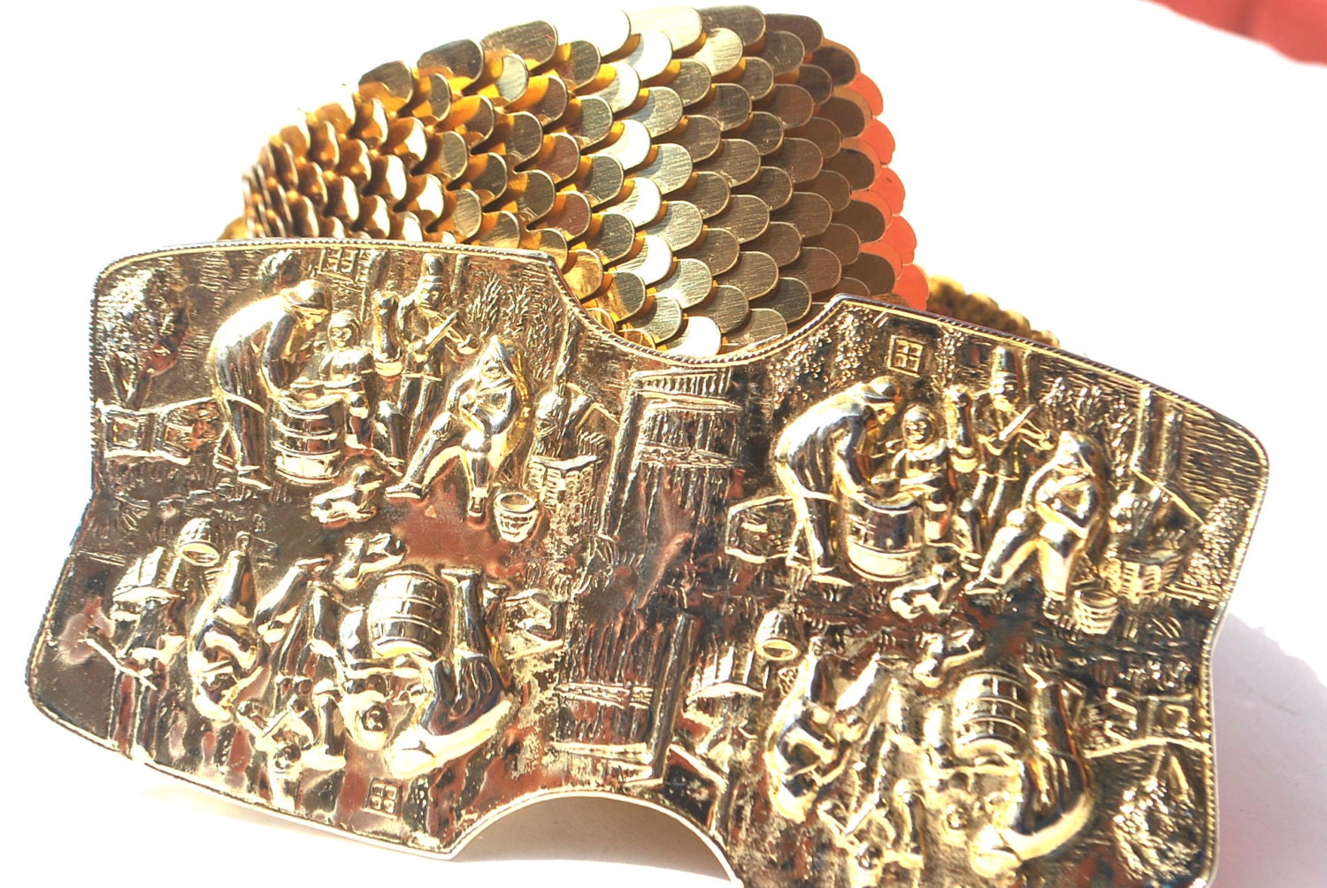 Vintage Fish Scale Silver Gold Medallion Stretch Metal Belt Buckle Belt.