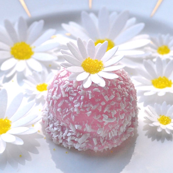 Edible White Daisies 3D Flowers Wafer Paper Boho Wedding Cake Edible White Daisies 3D Flowers Wafer Paper Boho Wedding Cake
