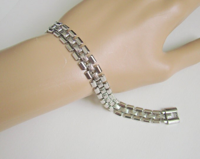 Classic Retro Silver Tone Link Bracelet / 70s 80s / Vintage Costume Jewelry / Jewellery