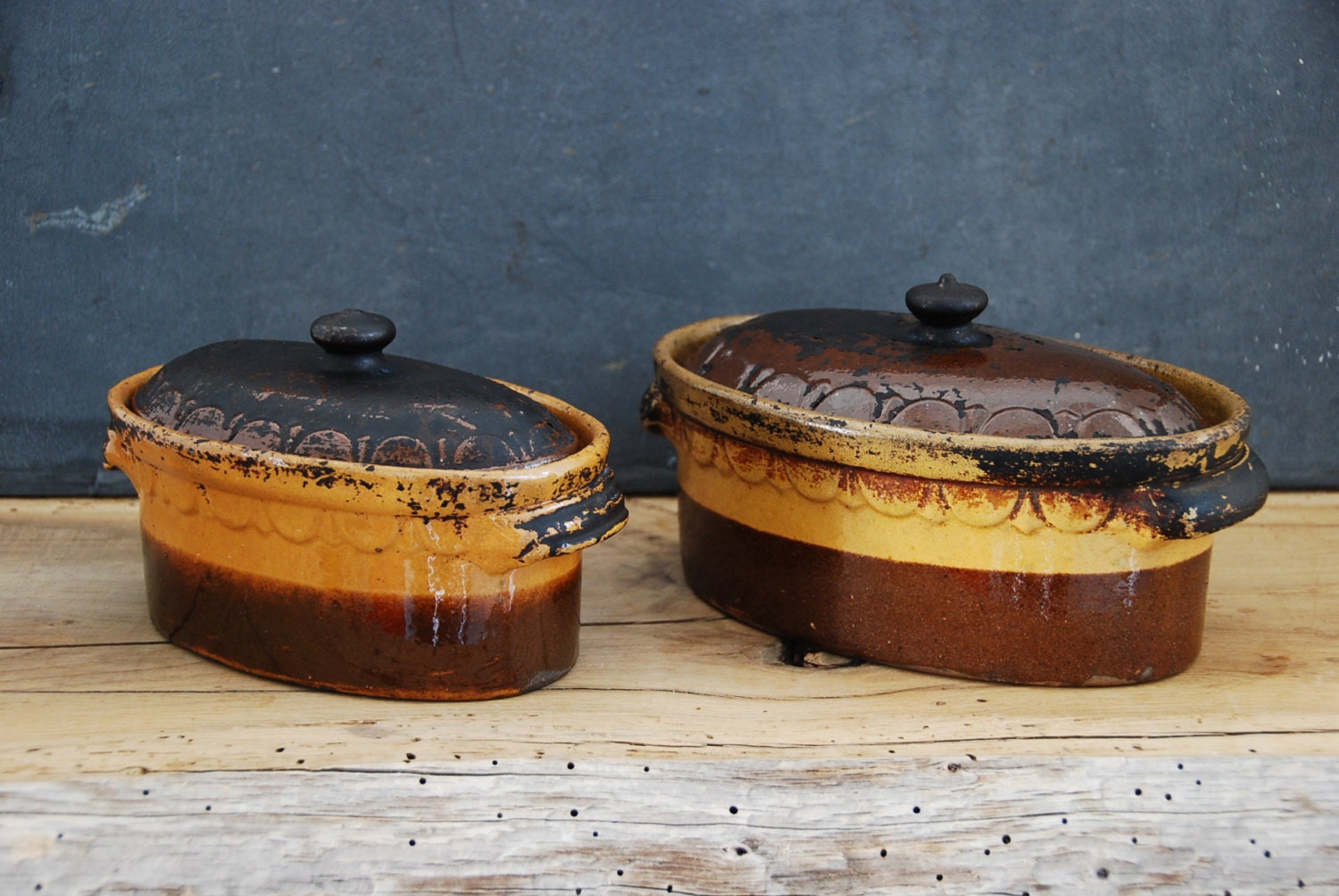 2 Terrines en terre cuite vernissés avec couvercles anciens