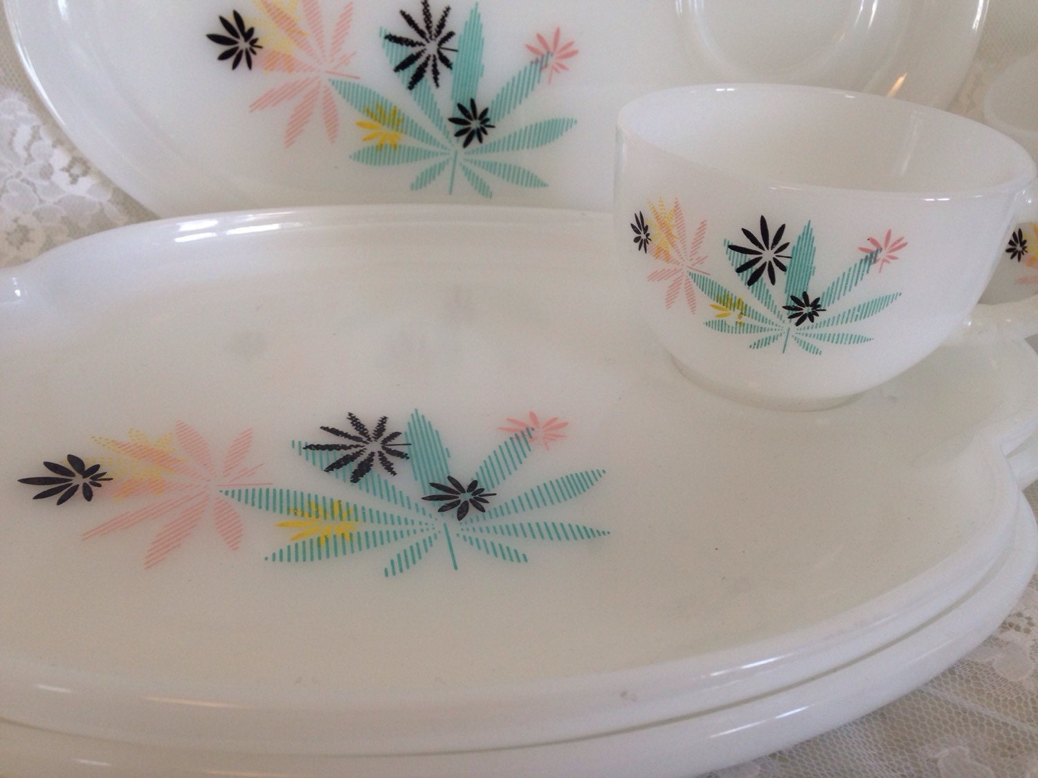 Vintage Mid Century Luncheon Set// Atomic Plates and Cups// Set of