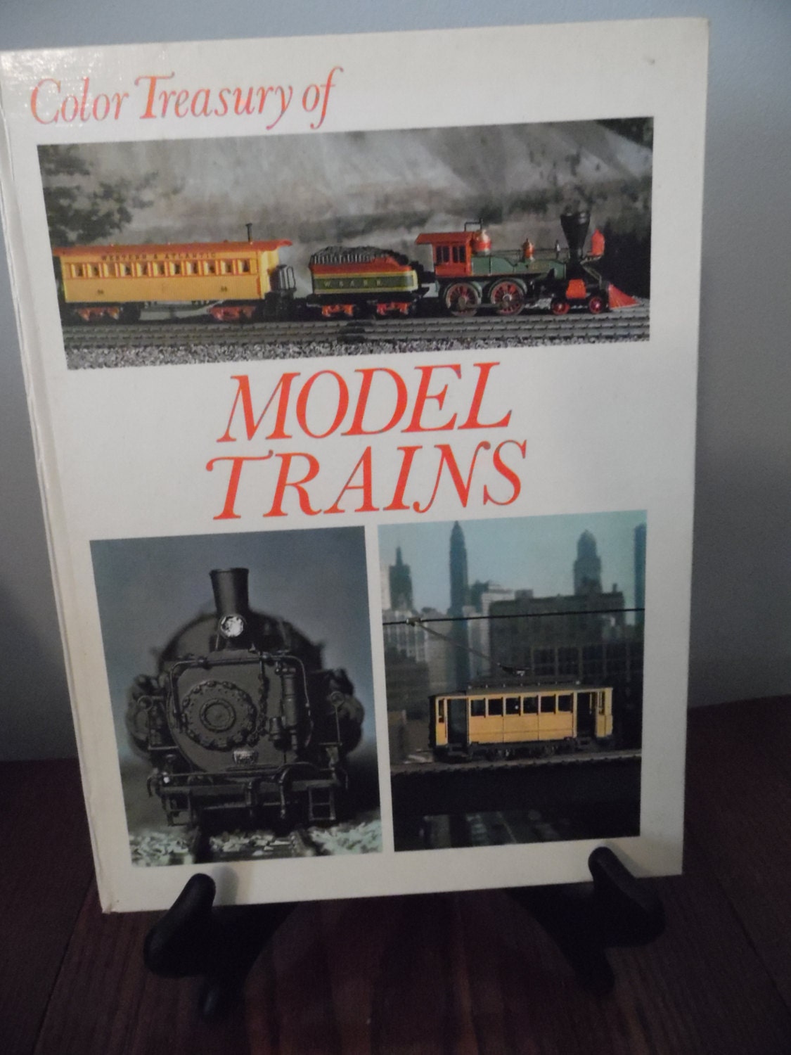 Book Color Treasury of Model Trains by Crescent Books