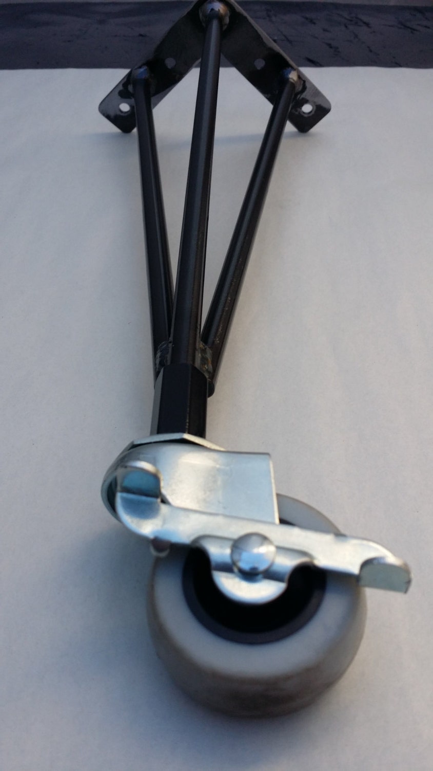 Adjustable legs w/ locking casters 16 17