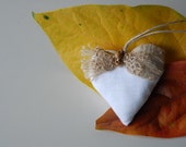 Christmas Decor - Gift Idea for Christmas - Christmas Tree Decor: white heart with ecru bow Decorazioni di Natale