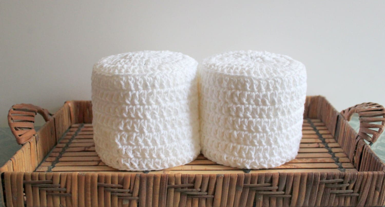 Crocheted toilet paper cover pattern