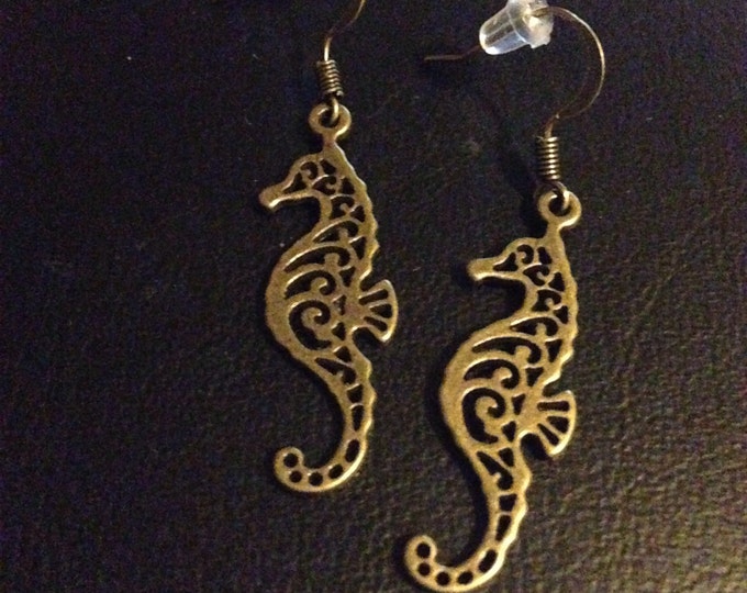 Seahorse earrings (cutout)