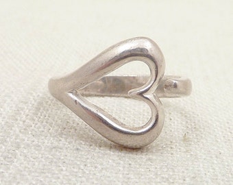 SALE ---- Size 6.5 Vintage Sterling Stretched Heart Wrap Ring