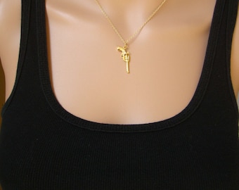 Collana con ciondolo a forma di revolver in acciaio inossidabile Collana con ciondolo a forma di revolver in acciaio inossidabile