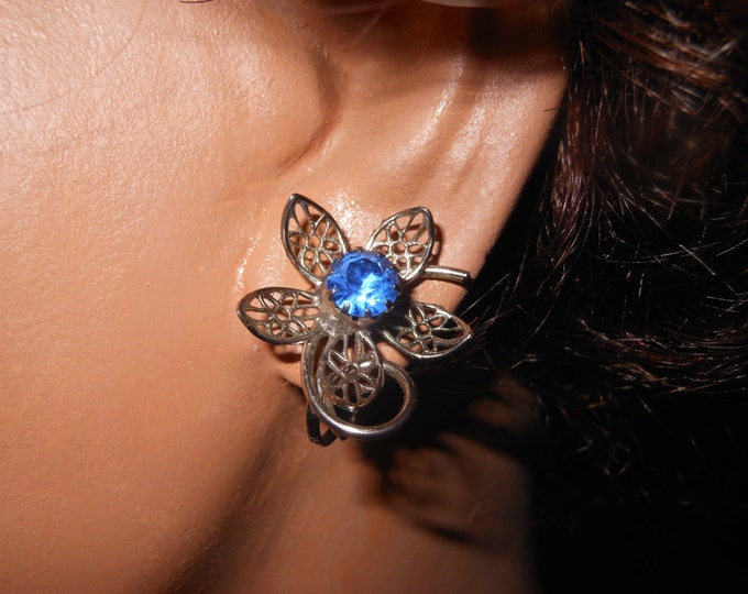 Cornflower blue floral earrings rhinestone center with silver tone filigree daisy petals, clip earrings