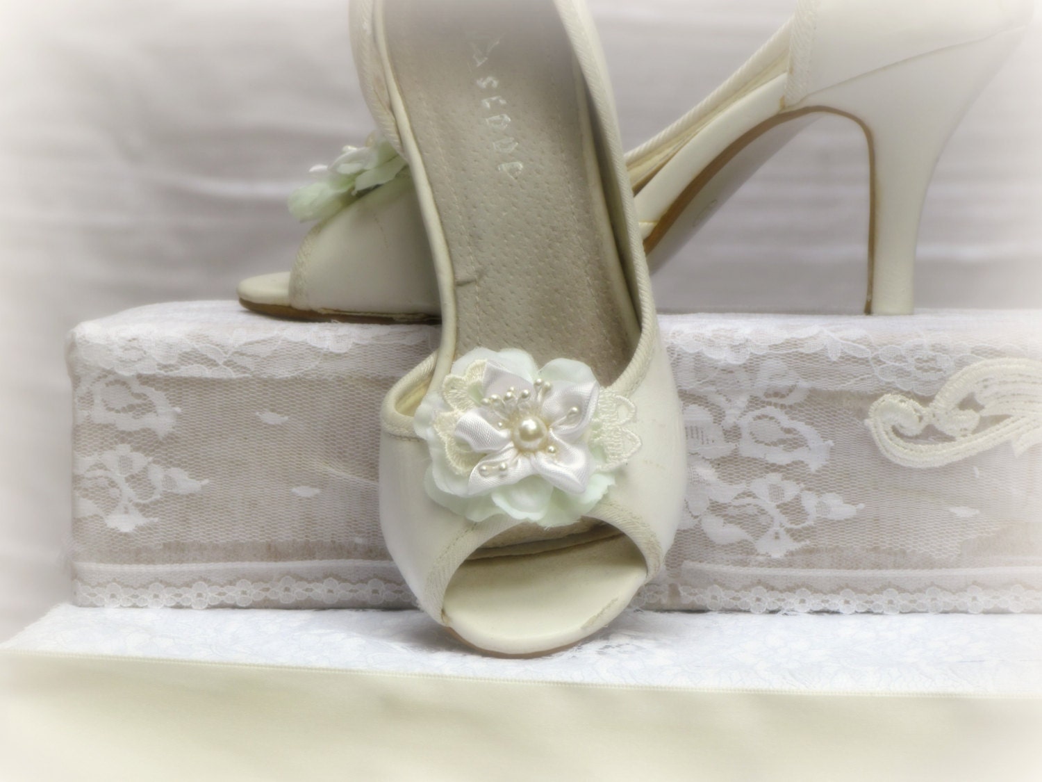 Wedding Shoe Clips Vintage Style Bridal Flower Shoe by carellya