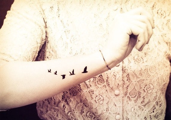 Schwalben Vögel InknArt Temporary Tattoo Handgelenk Zitat