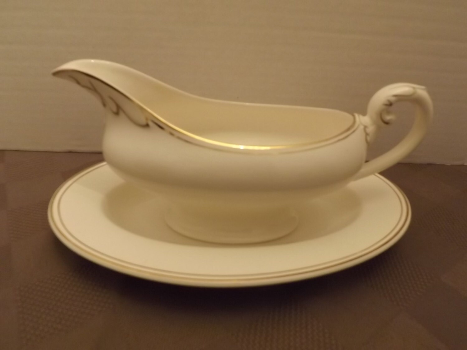 Myott Gravy Boat & Underplate Marked Haute Juice