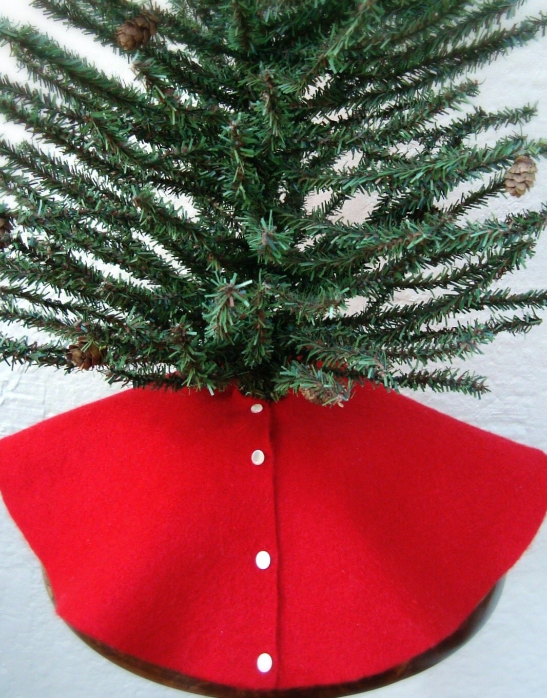 small red felt christmas tree skirt by ladykatherinegifts small red felt christmas tree skirt by ladykatherinegifts