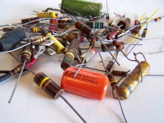 100 Assorted Resistor / Capacitors Old Electronics Parts from