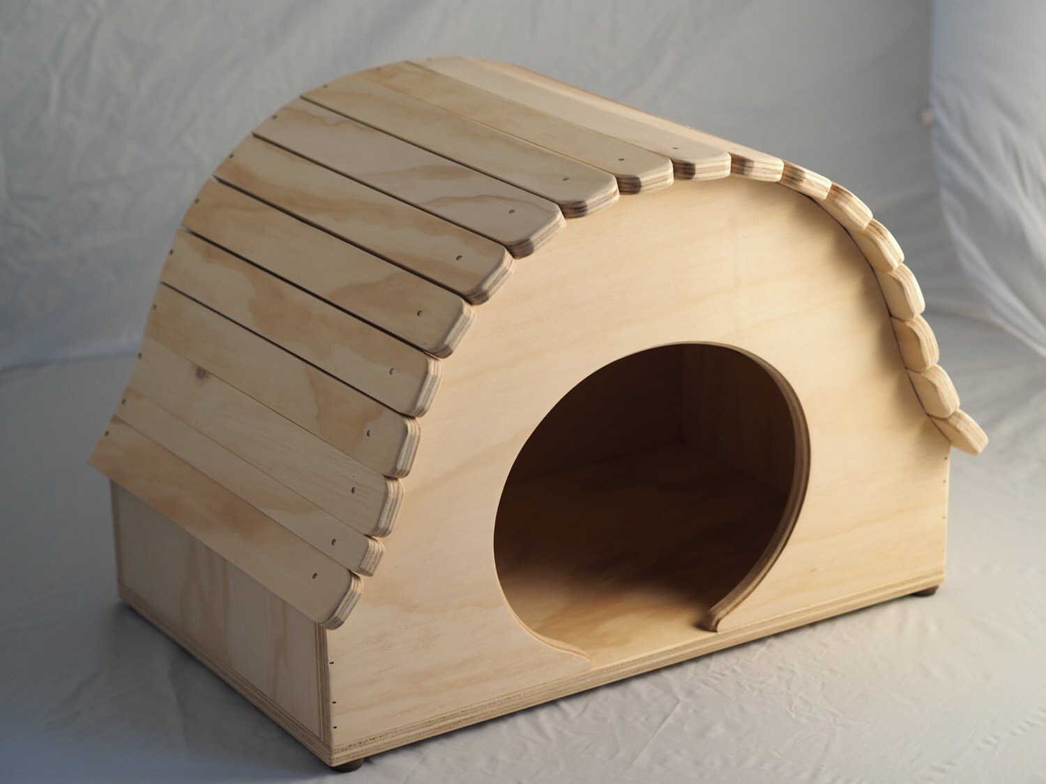 IGLOO Size XXL cat house with scratching post pet