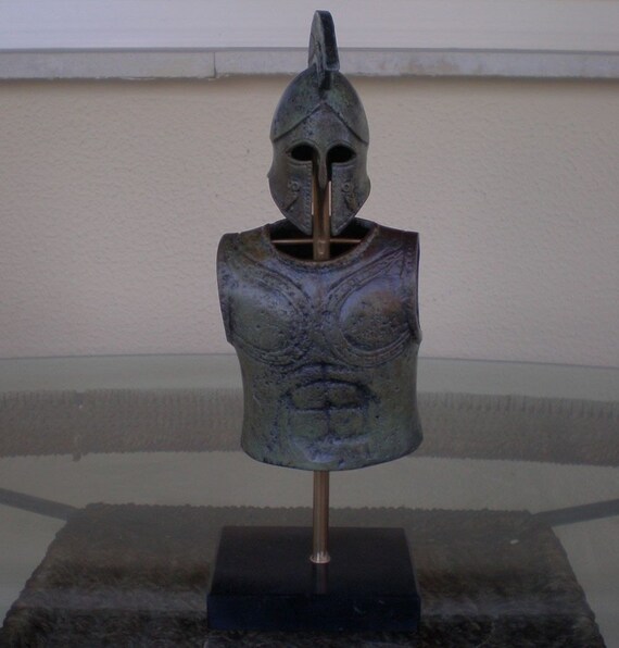 Articoli simili a Greca spartano elmo corinzio di bronzo piccolo