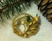 Leaf Circle Brooch Vintage Woodland Sarah Coventry Pin Gold Leaf Brooch Jade and Pearl Wreath Pin Green Gold White Leaf Jewelry Christmas
