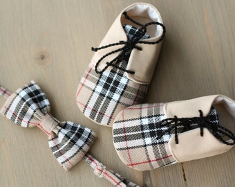 Beige baby boy shoes and bow tie, Baby photo prop, Beige plaid baby outfit, baby shower gift, 1st birthday boy outfit, baby summer shoes
