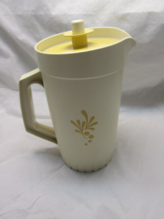 Tupperware Harvest 1 Quart VINTAGE Juice Pitcher w/ Plunger