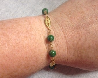 Vintage Goldtone and Green Glass Bead Bracelet