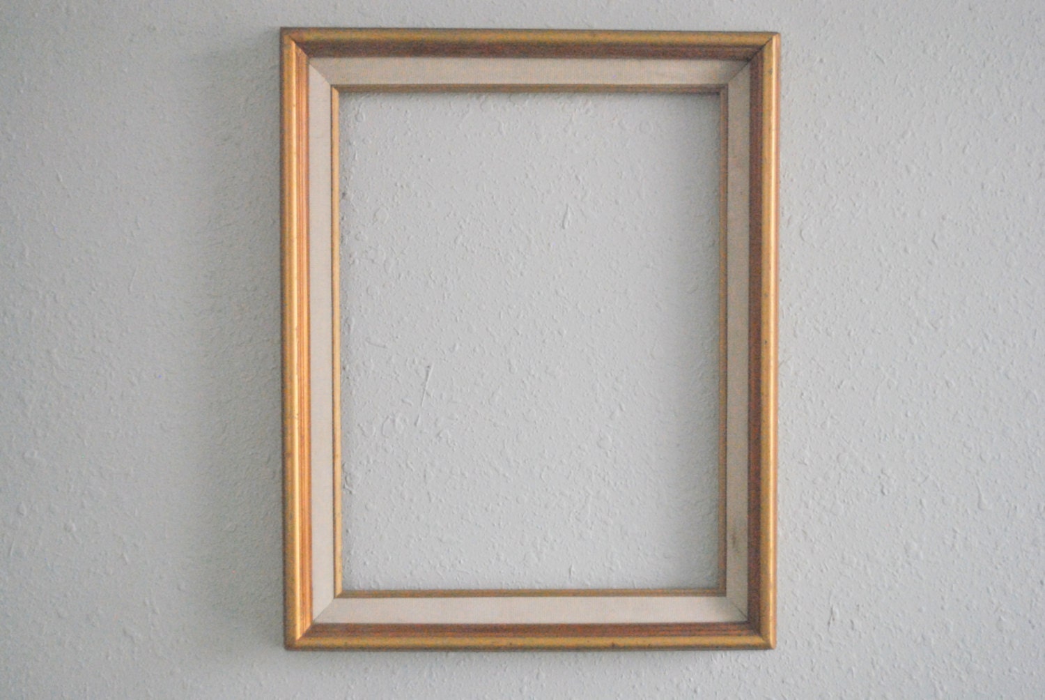 10 x 13 Ridged Gold Vintage Wood Frame with White Cloth Inner