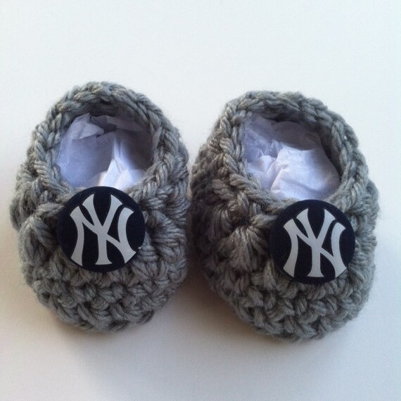 Yankees baby booties by sweetsomethingsbaby on Etsy
