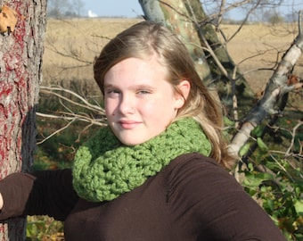 Green Chunky Cowl, Crocheted Scarf. Infinity Scarf, Soft and Warm Accessory, Women's Cowl