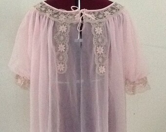 Vintage 1960s Peignoir Pink /Ecru Lace pinup
