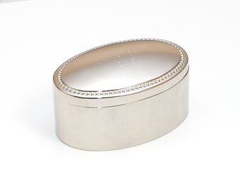 Personalized jewelry box - Silver jewelry box - Engraved Modern Jewelry box - oval trinket box for flower girl, bridesmaids sweet sixteen