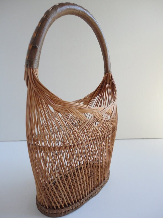 Unique flat basket with handle fine weave by HistoricalVintage