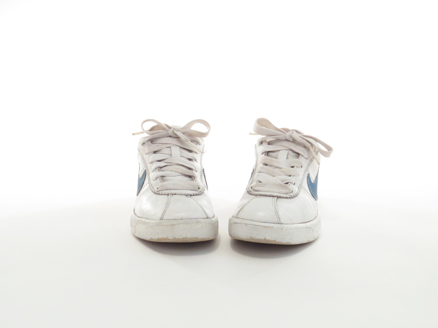 nike white shoes blue swoosh