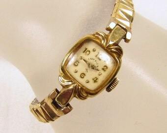 Items similar to 14K Yellow Gold Case Baylor 17 Jewel Ladies Wrist ...