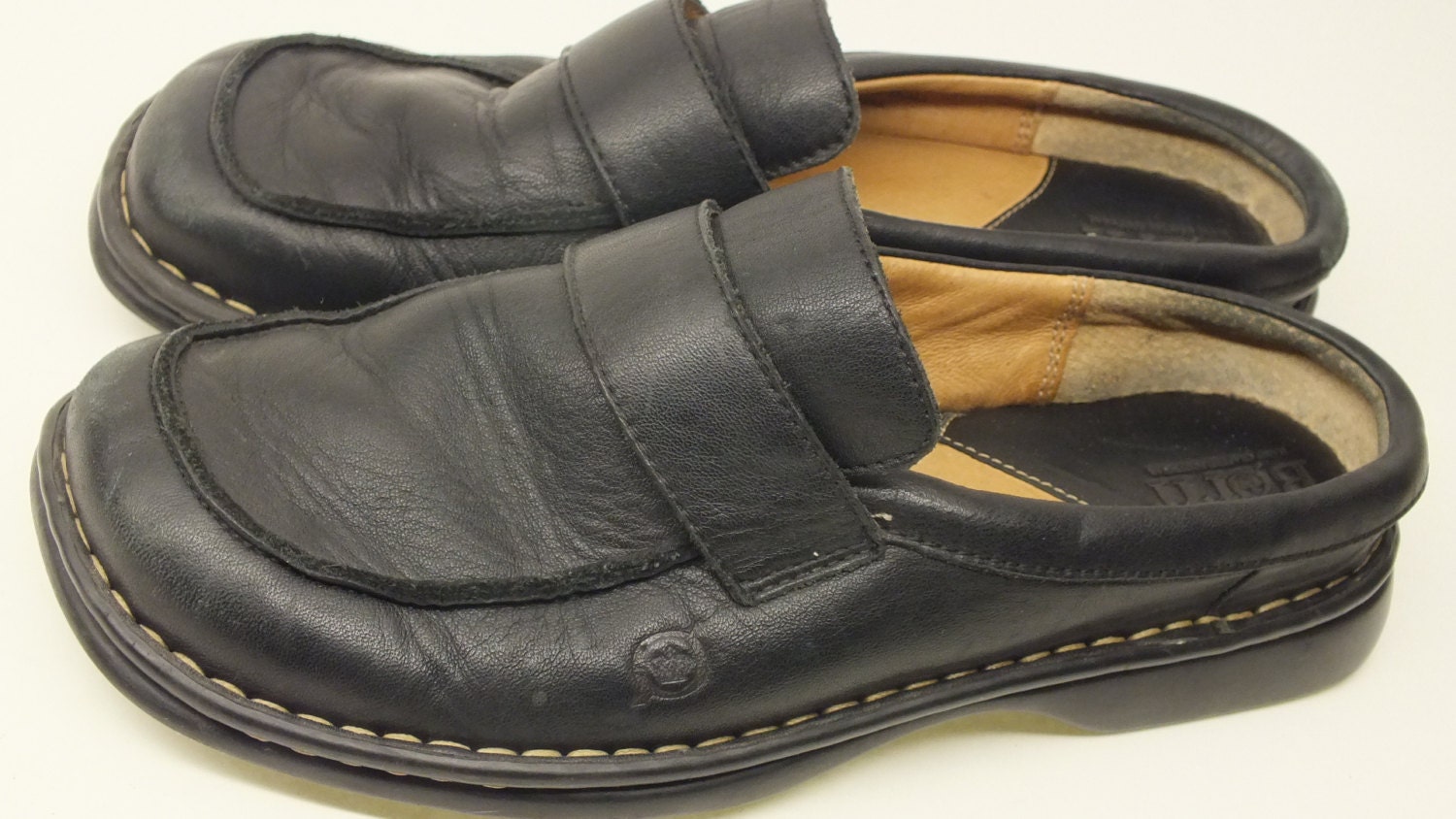 Born women clogs size 8 black leather upper