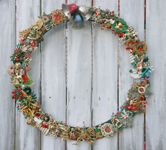 Large Retro Christmas Wreath , Hand Made Holiday Wreath, Brooch Wreath, Unique Vintage Brooches, Wreath