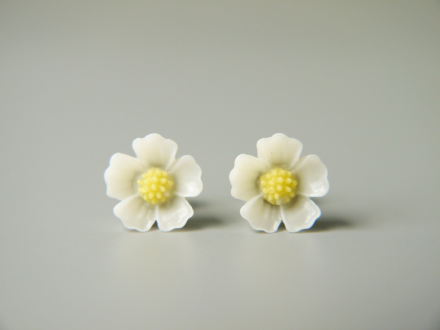 White Flower Titanium Stud Earrings Me Not Simple