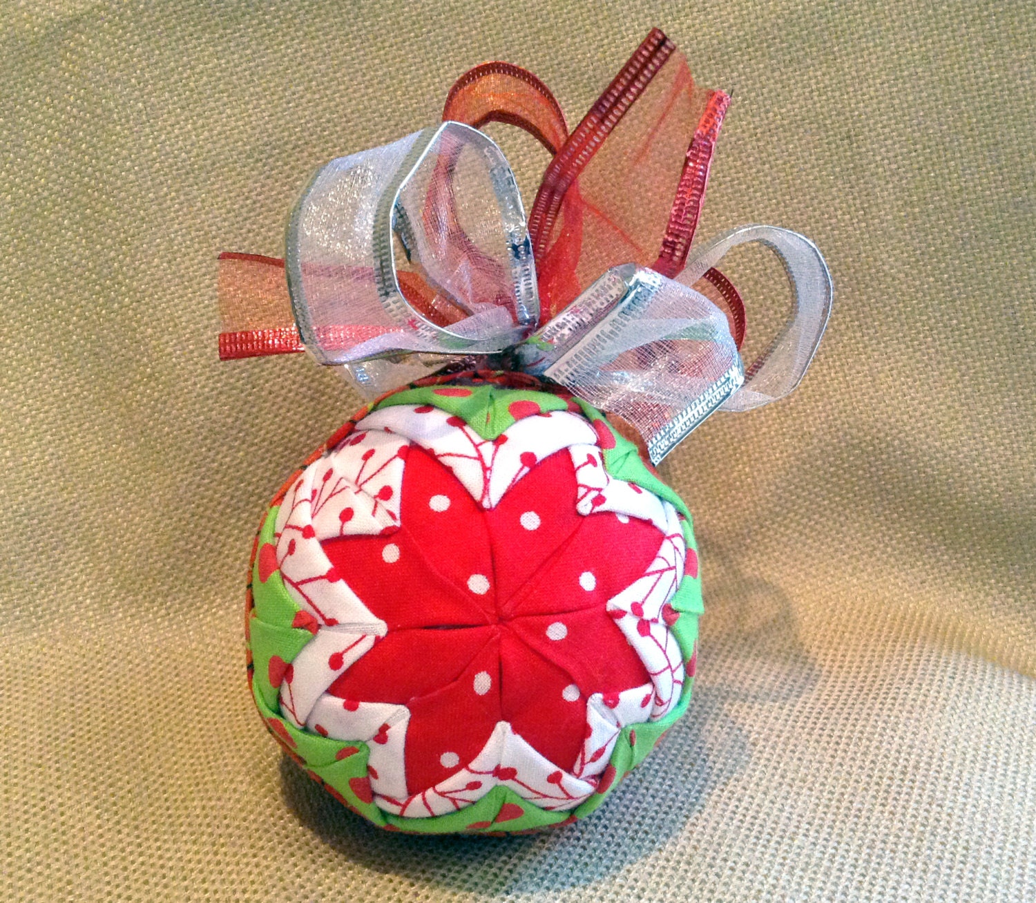 Everybody Loves Christmas: Quilted Christmas Ornament