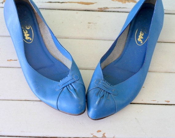 1980s BLUE LEATHER Flats....size 10 women....shoes. pumps. 1980s ...