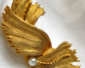 New Lower Price! Vintage Goldtone Super Textured Twisty Seaweed Strand Brooch with A Single, Perfect Faux Pearl