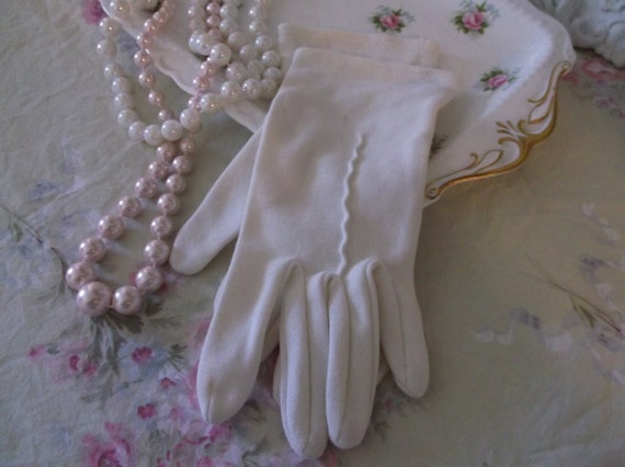 Vintage Ladies Victorian Look Off White Cream Colored Gloves