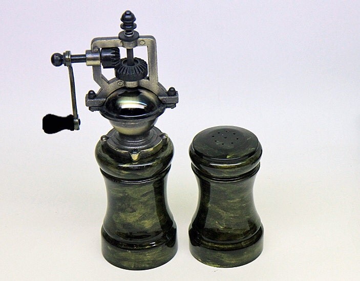 Pepper Mill Gift Set with Antique Style Hand Crank Grinder and