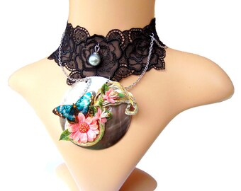 Papillon sur nacre de Tahiti Ras de cou/Plastron jabot collier en dentelle rose guipure les fleurs du printemps