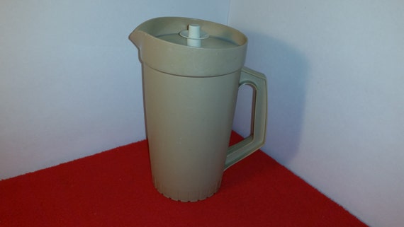 Tupperware 2 quart tan pitcher with plunger lid