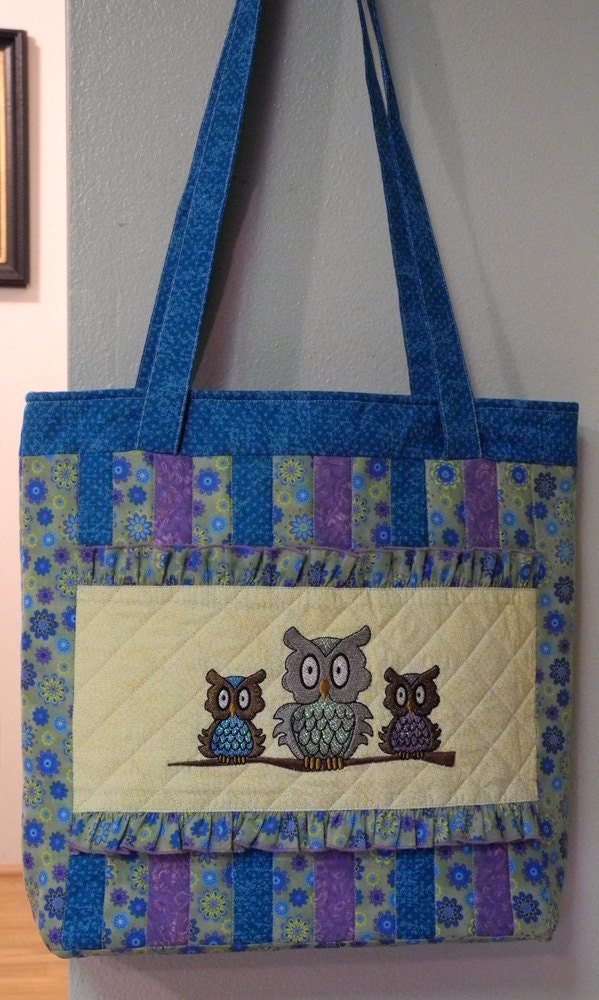 Quilted tote bag with owl embroidery design by CraftyGrannies