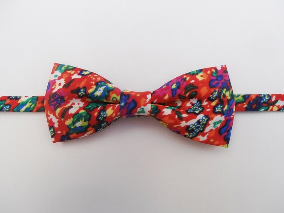 Bowtie flower with red background by pajaritasaseda on Etsy