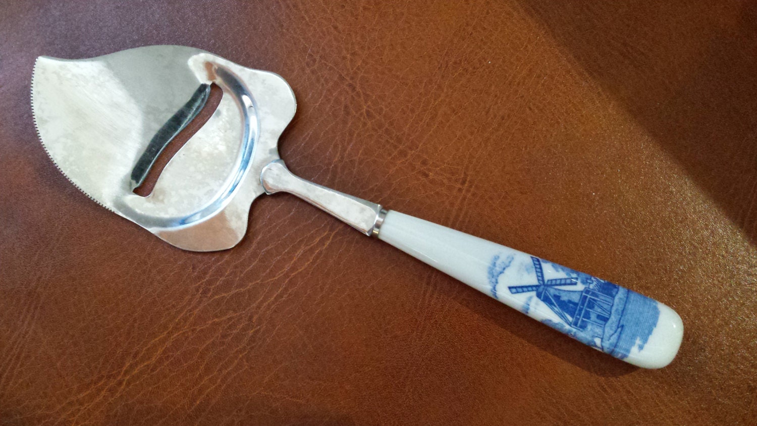 Vintage DELFT Cheese Plane/Slicer/Knife with Blue Windmill Ceramic Handle 9 3/8″ serrate blade
