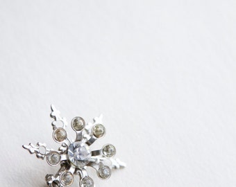 Vintage 1960s Pin - 60s Pin - Rhinestone Snowflake Brooch
