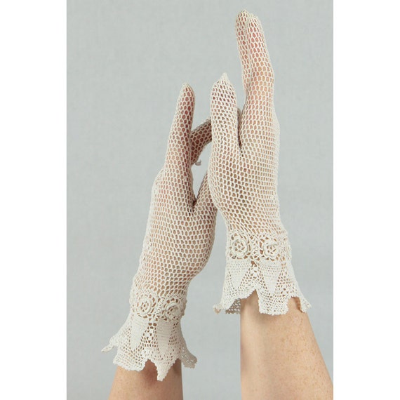 Vintage gloves / 1940s white lace crochet by CarlaAndCarla on Etsy