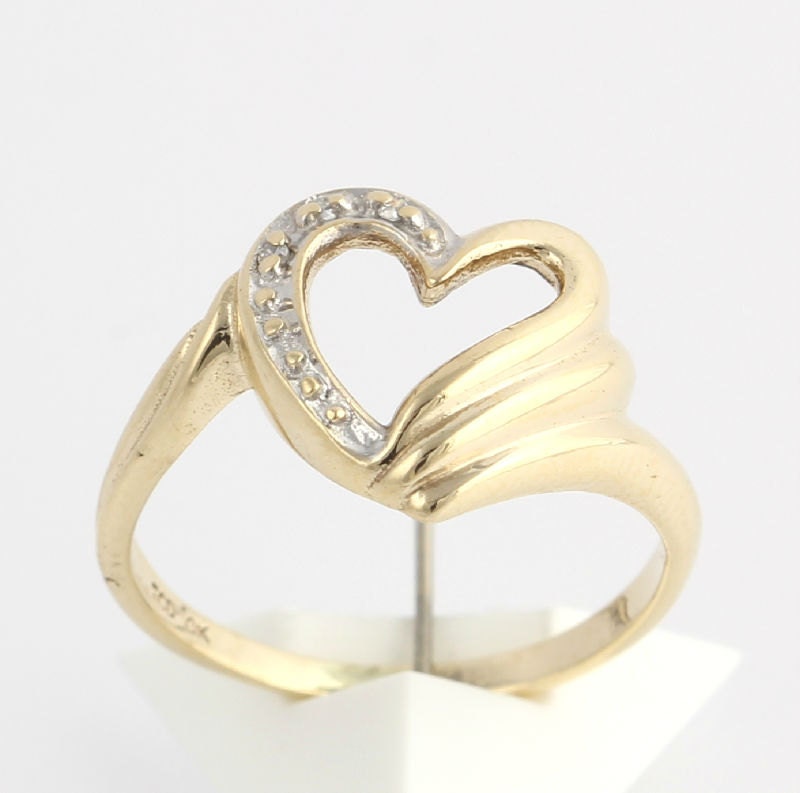 10K Solid Yellow Gold 0.7" Curved Open Heart Band Ring. - UK