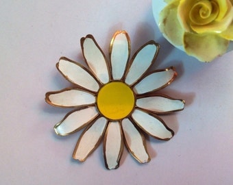 Daisy brooch in white with yellow face